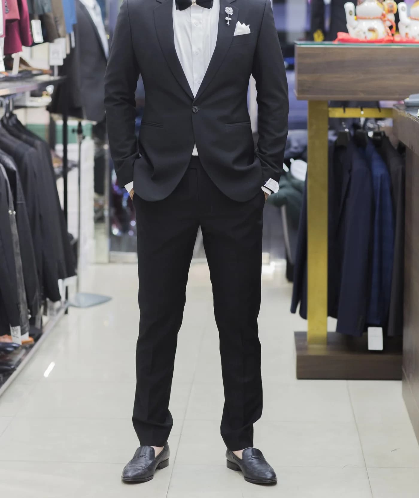 Suit Đen Nơ Đen Khăn Túi Trắng — SG-001