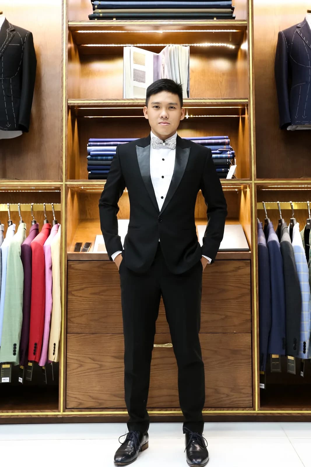 Tuxedo Đen Một Cúc Ve Nhọn Satin Nơ Pha Lê Bạc — TUX-122