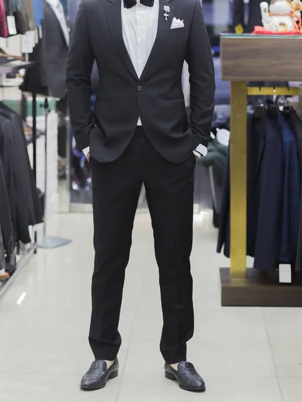Suit Đen Nơ Đen Khăn Túi Trắng — SG-001