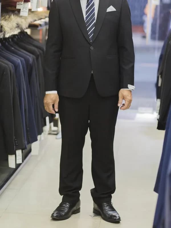Suit Đen Cà Vạt Sọc Xanh Khăn Túi — SG-007