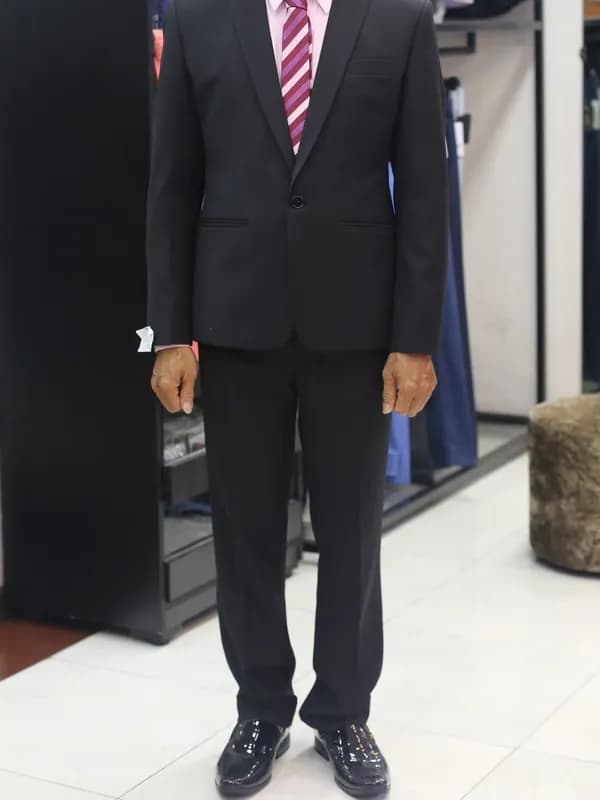 Suit Đen Cà Vạt Sọc Hồng — SG-010