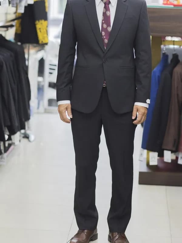Suit Đen Cà Vạt Đỏ Rượu Hoa Văn — SG-015