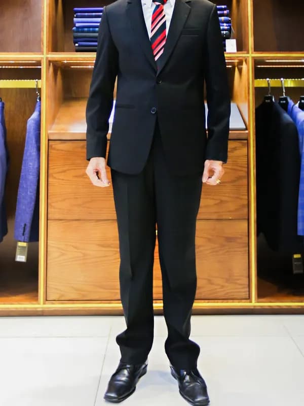 Suit Đen Cà Vạt Sọc Đỏ — SG-023