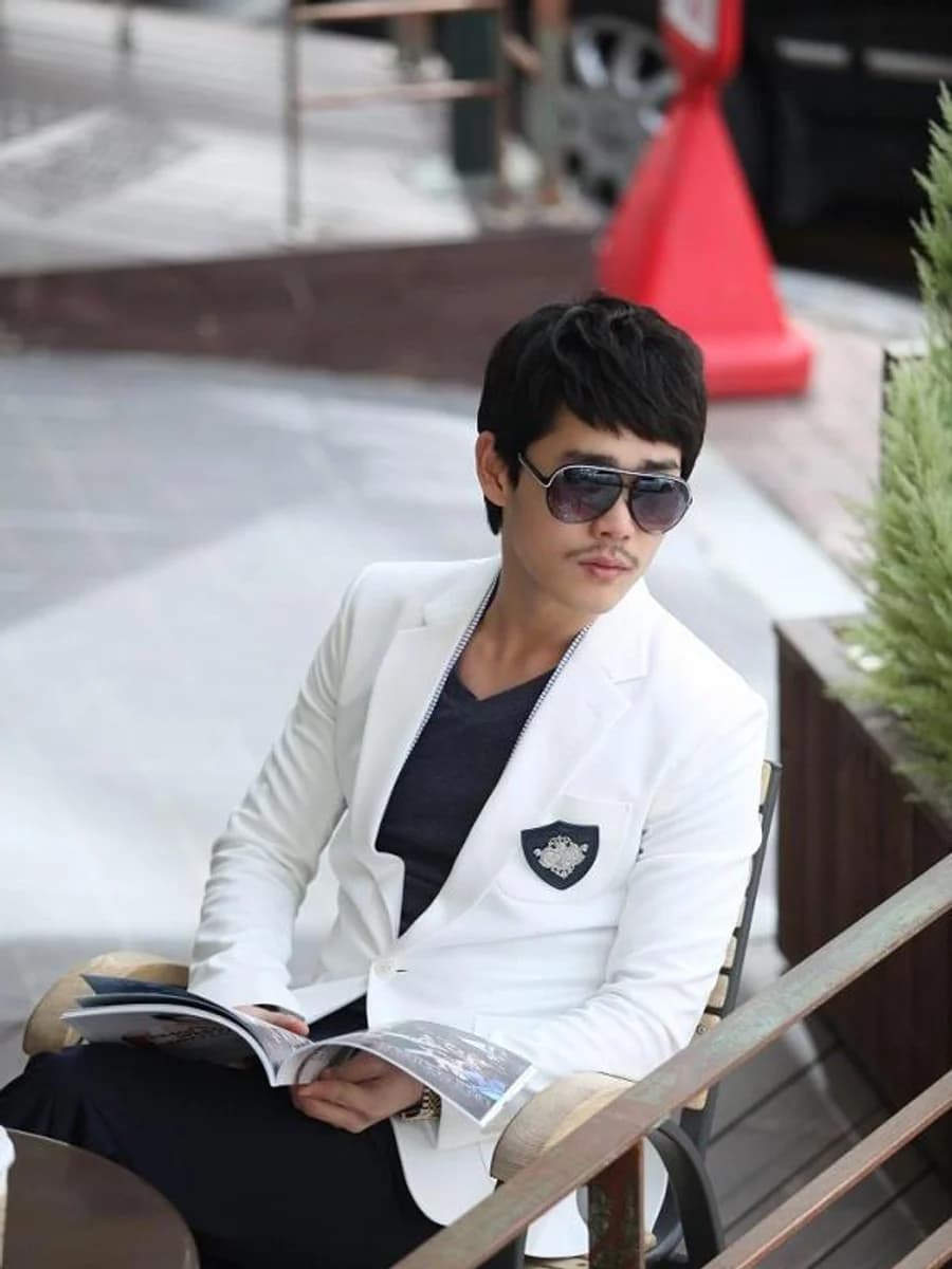 Blazer Trắng Huy Hiệu Hoàng Gia — SN-162