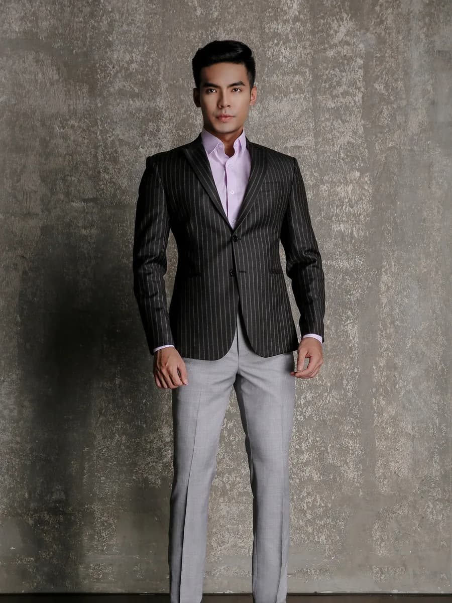 Blazer Đen Than Sọc Phấn Xám Nhạt 2 Khuy — SN-280