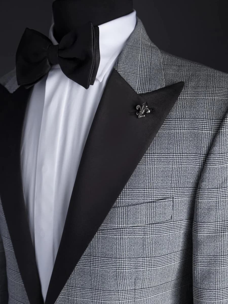 Tuxedo Caro Bạc Ve Đen — TUX-063