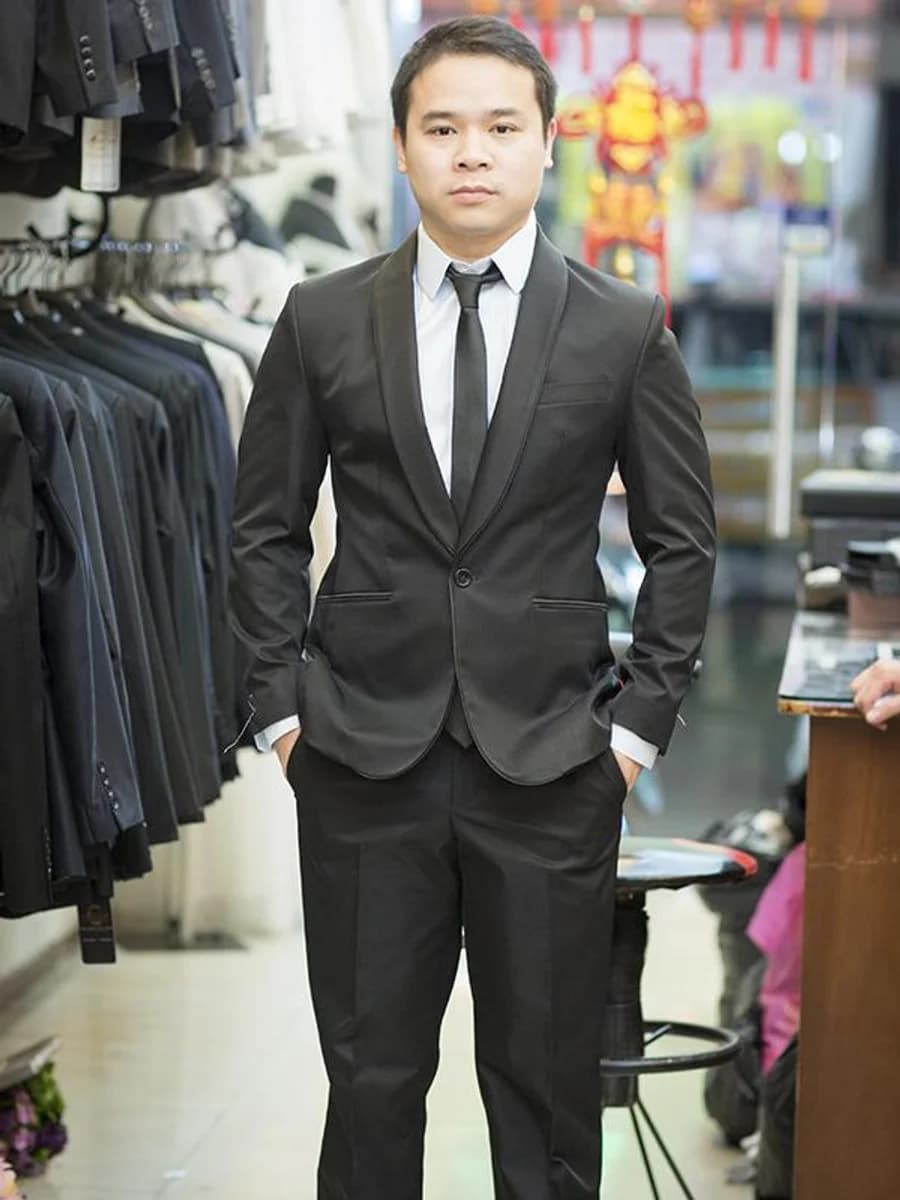 Lễ Phục Ve Satin Bo Tròn — TUX-068