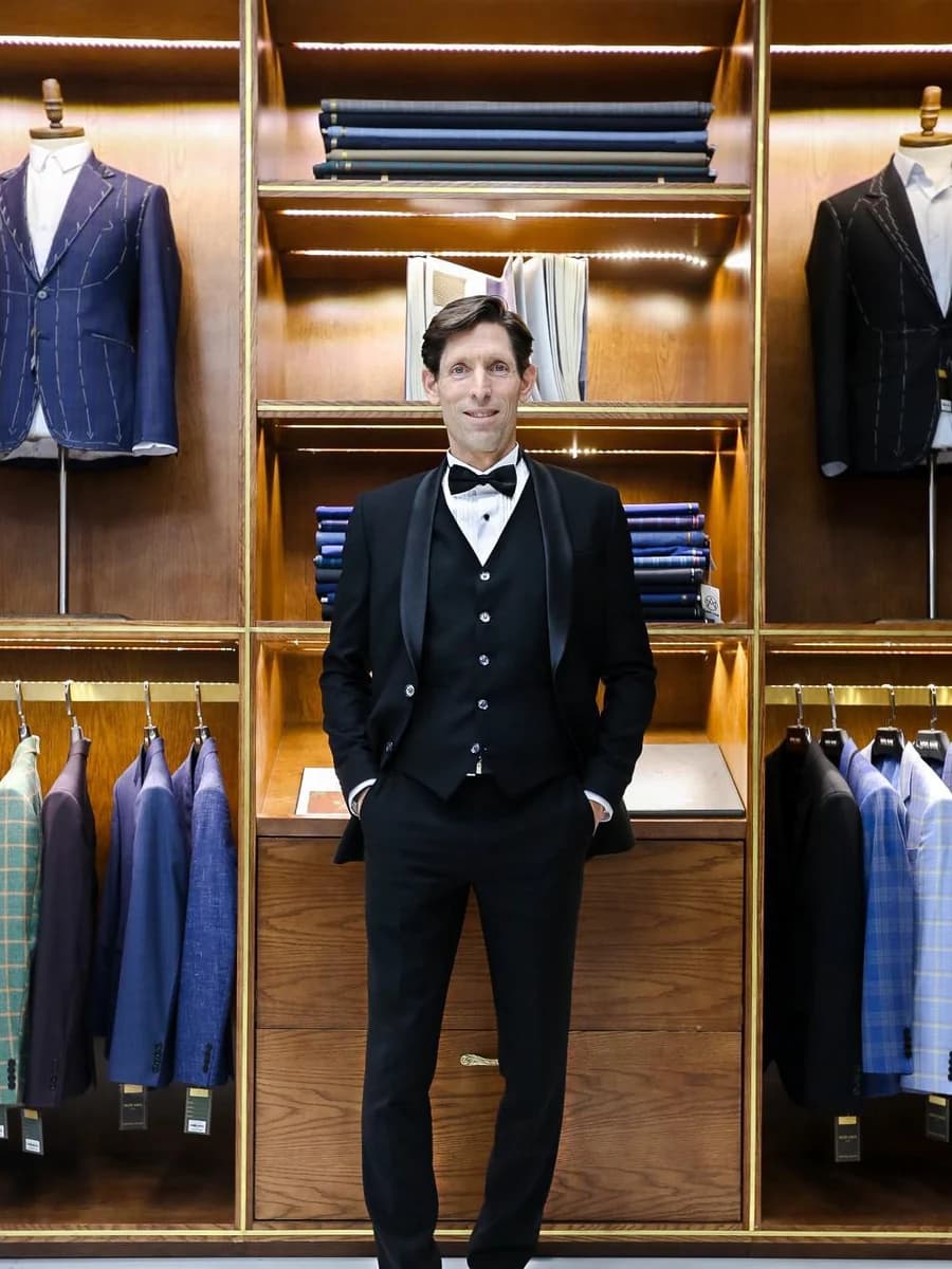 Tuxedo Đen Ba Mảnh Ve Khăn — TUX-076