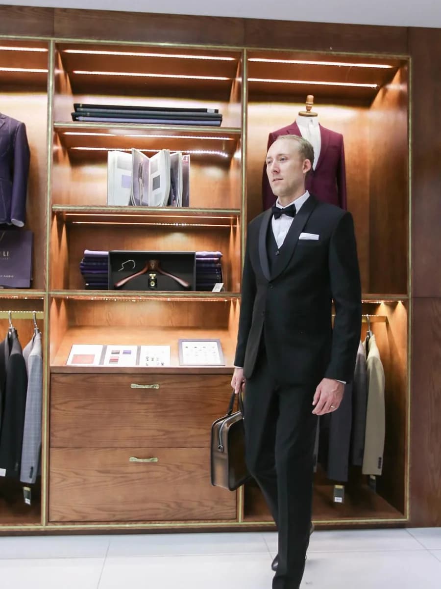 Tuxedo Đen Một Nút Cổ Điển Đen tuyền, ve satin đen — TUX-078