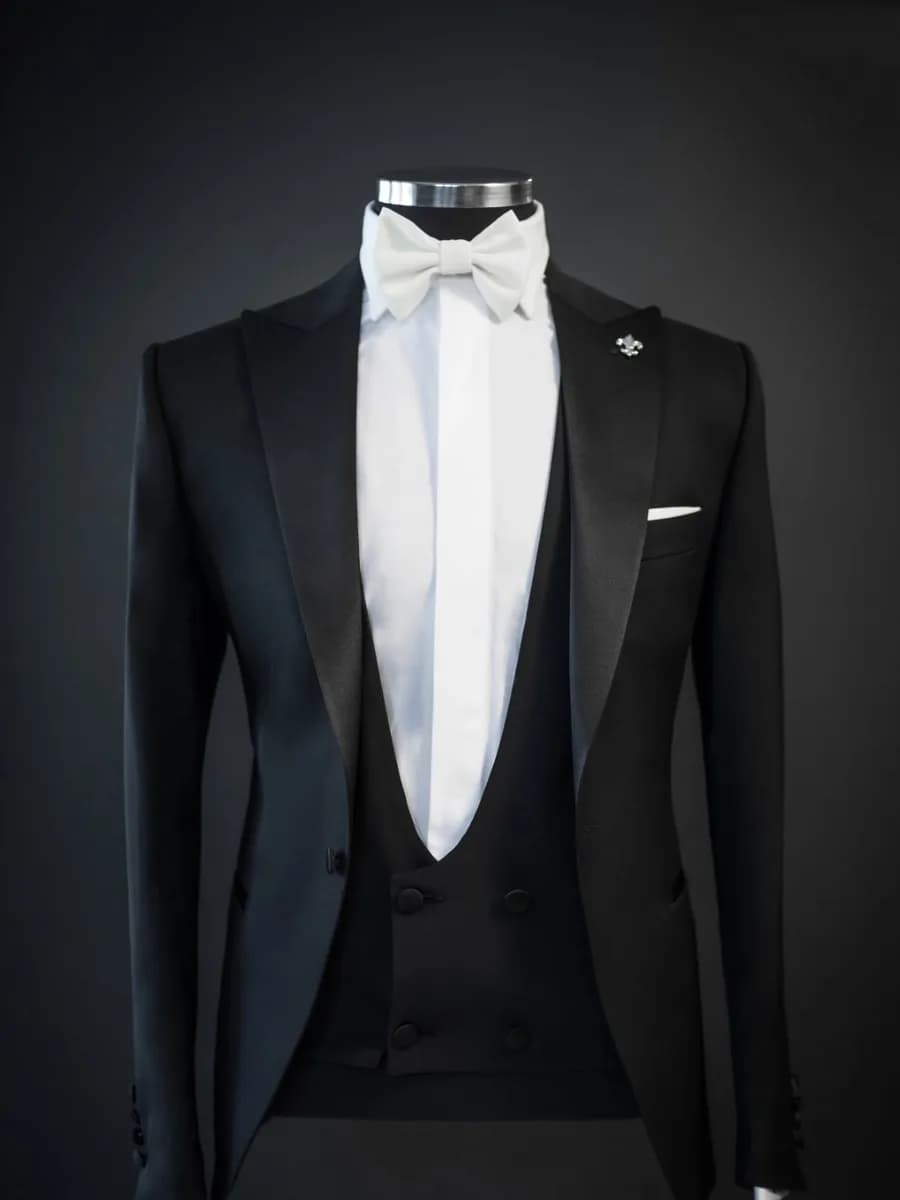 Tuxedo Đen Ve Nhọn Gilê Cổ U Nơ Trắng Ghim Hoa Huệ — TUX-093