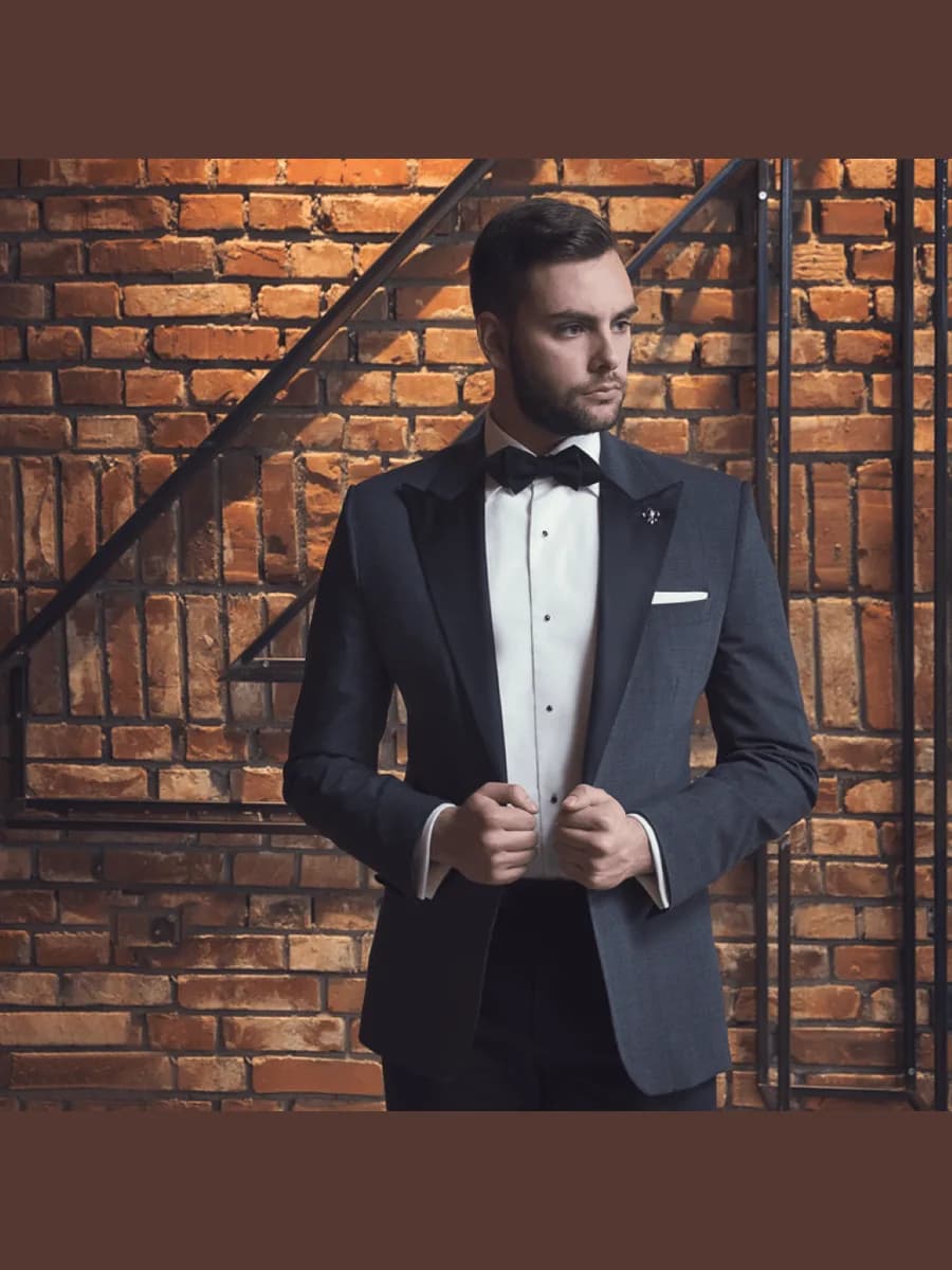 Tuxedo Xám Than Trơn Ve Nhọn Satin Khăn Túi Trắng — TUX-103
