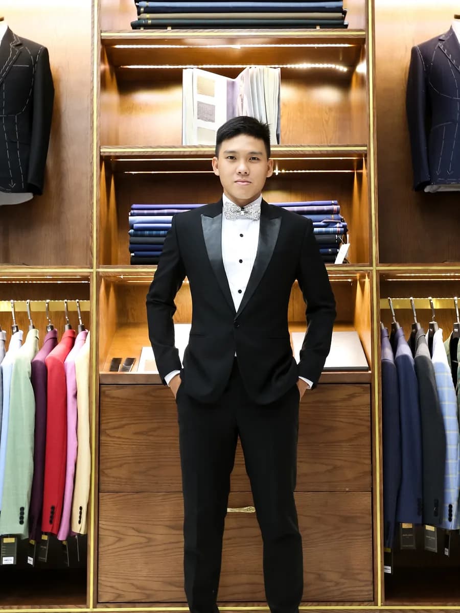 Tuxedo Đen Một Cúc Ve Nhọn Satin Nơ Pha Lê Bạc — TUX-122