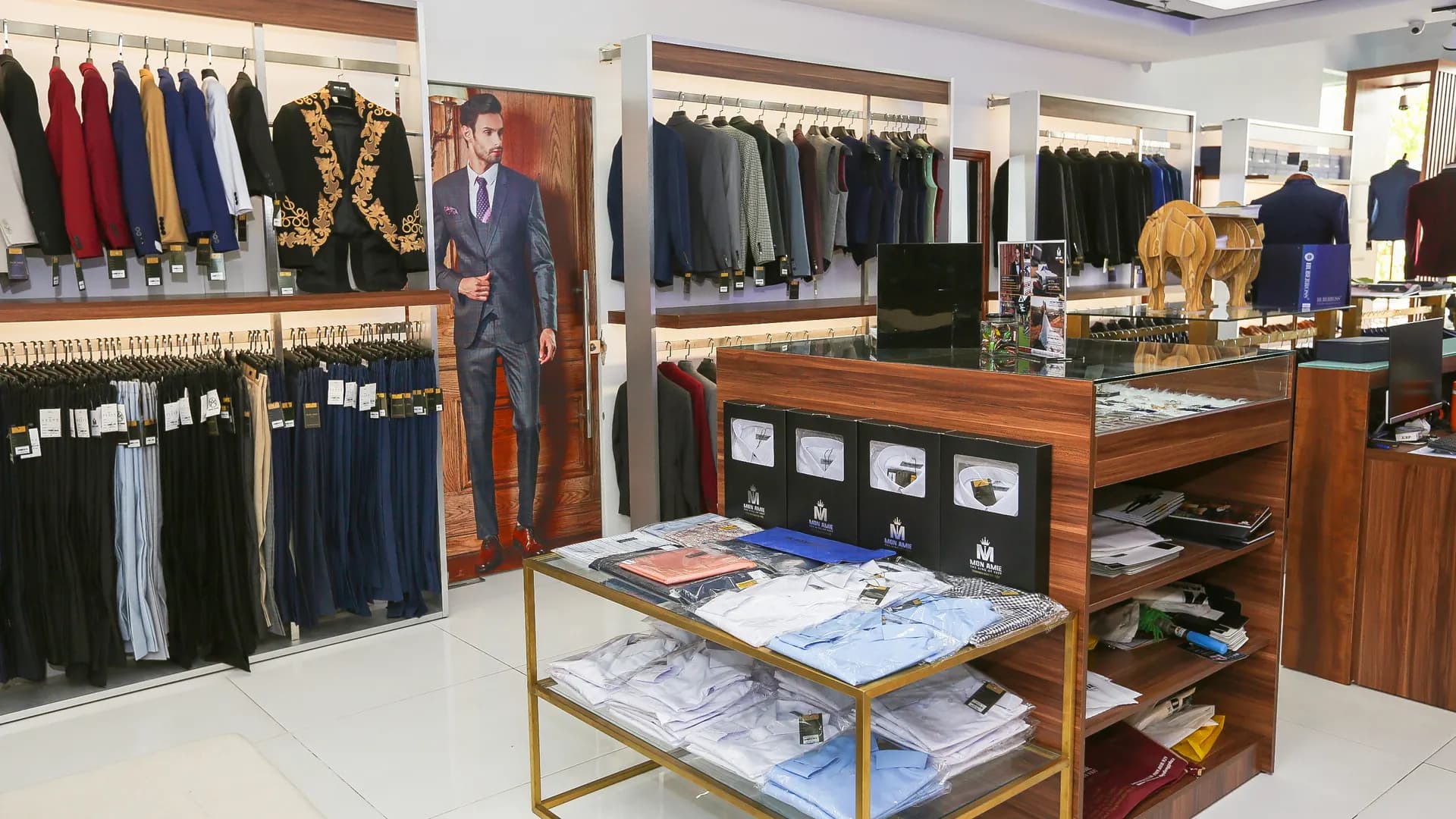 Không gian showroom Mon Amie với giá vest, quầy phụ kiện và sơ mi