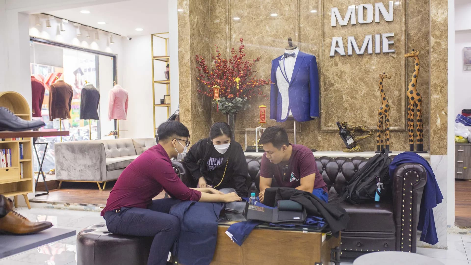 Nhân viên và khách hàng chọn vải tại sofa showroom Mon Amie