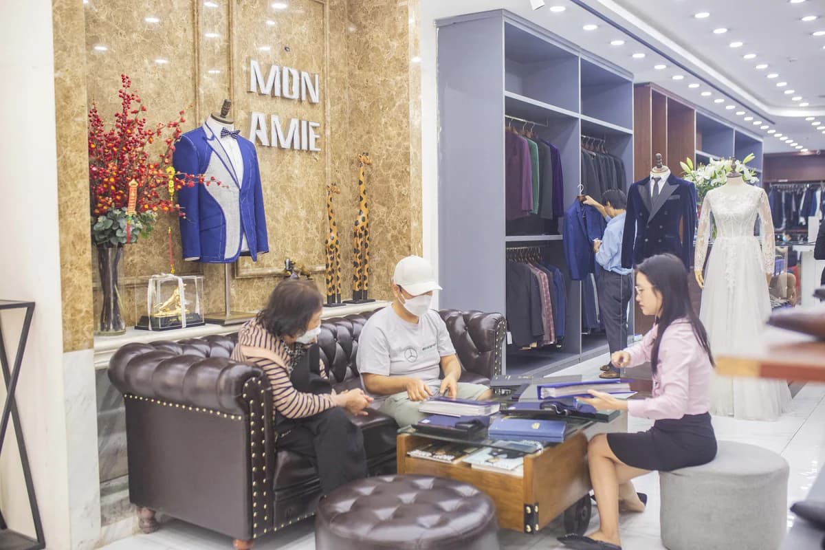 Khách ngồi sofa chọn vải trong showroom Mon Amie