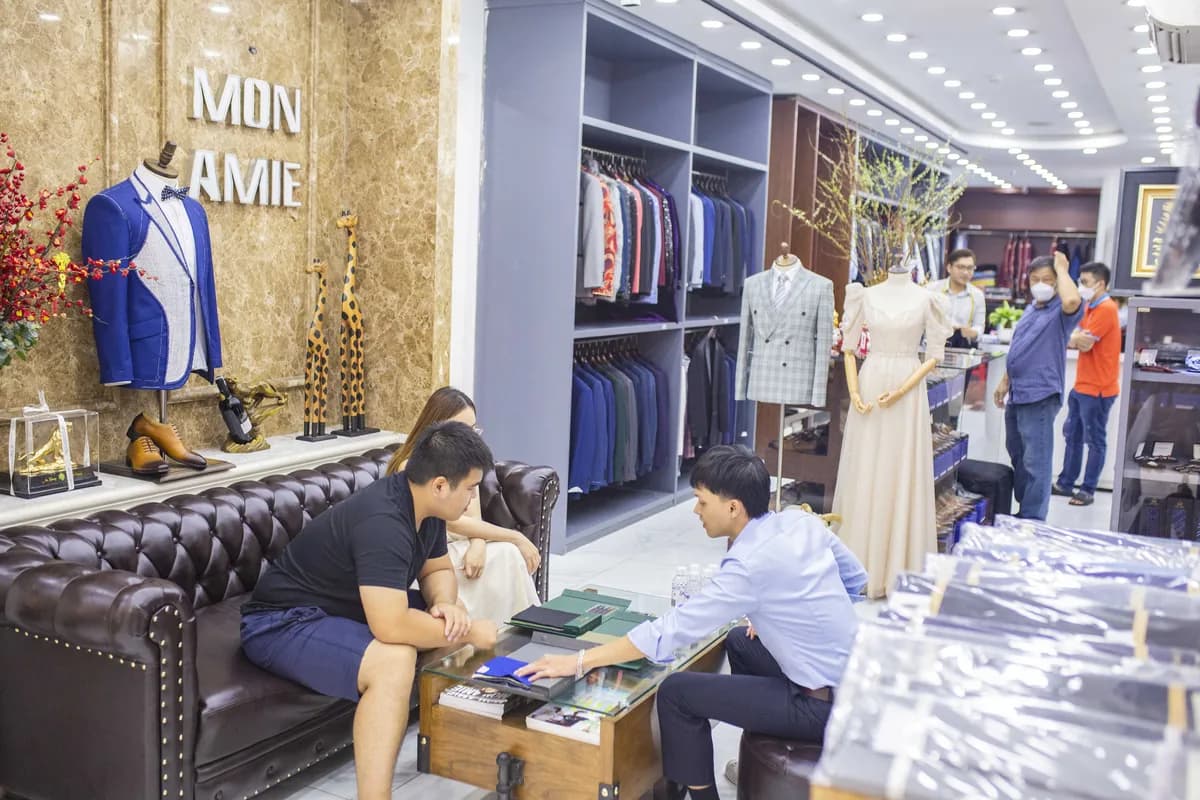 Khu tiếp khách showroom Mon Amie với sofa da và tủ vest
