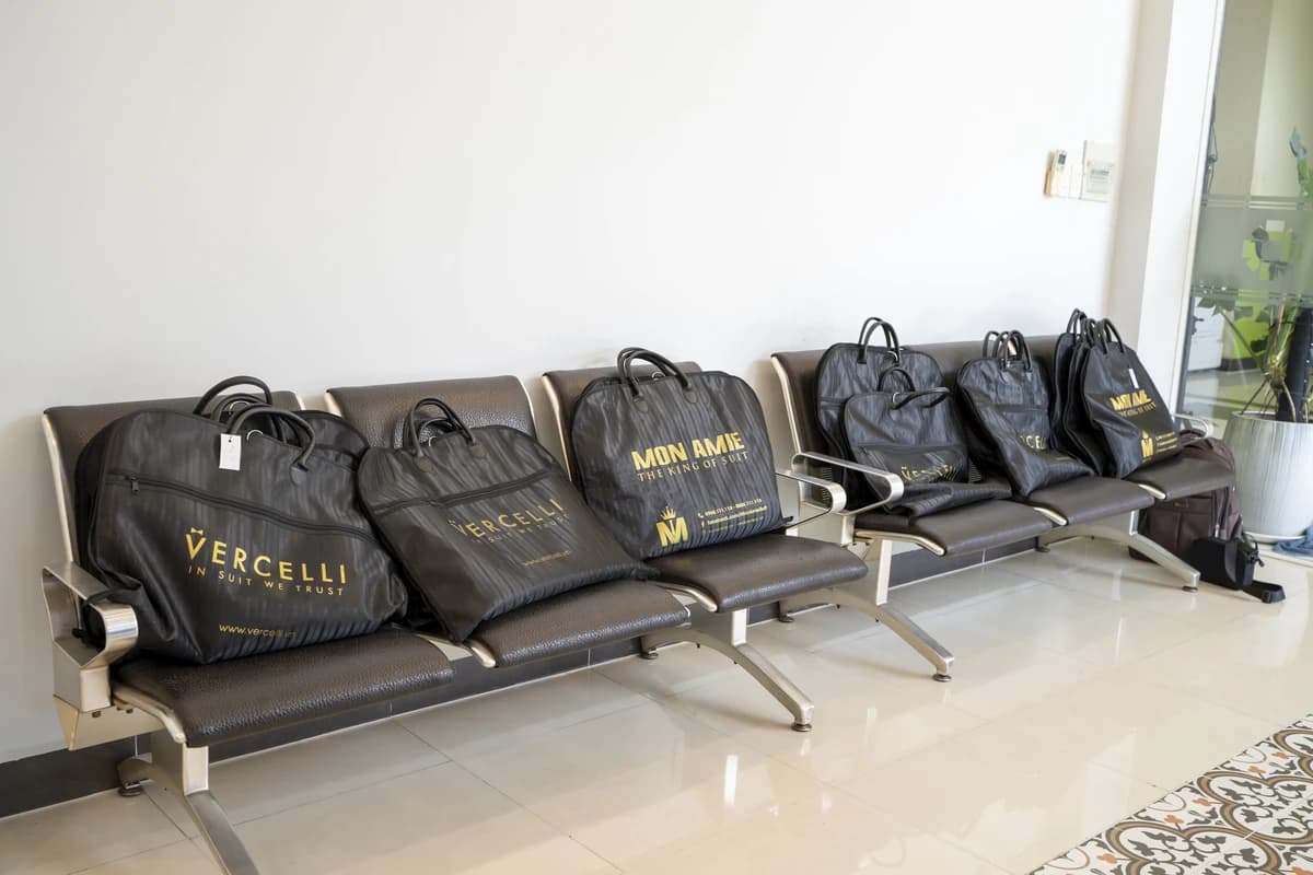 Những túi đựng vest Vercelli, Mon Amie xếp sẵn trên ghế chờ để giao