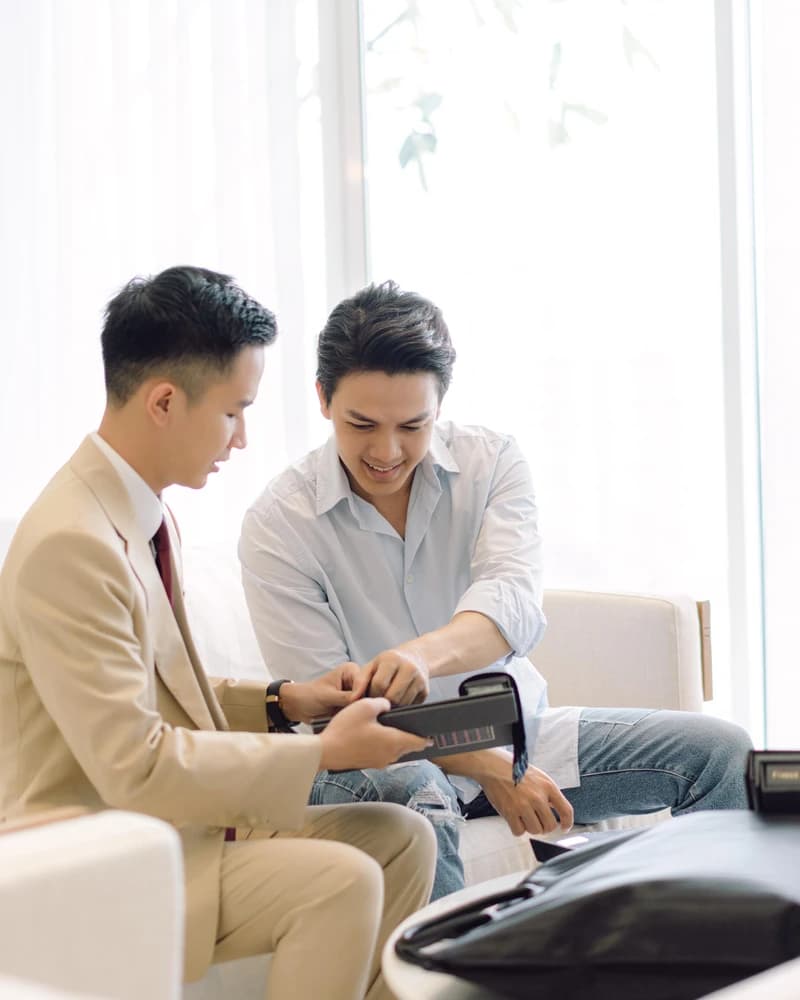 Tailor and client choosing swatches together at home