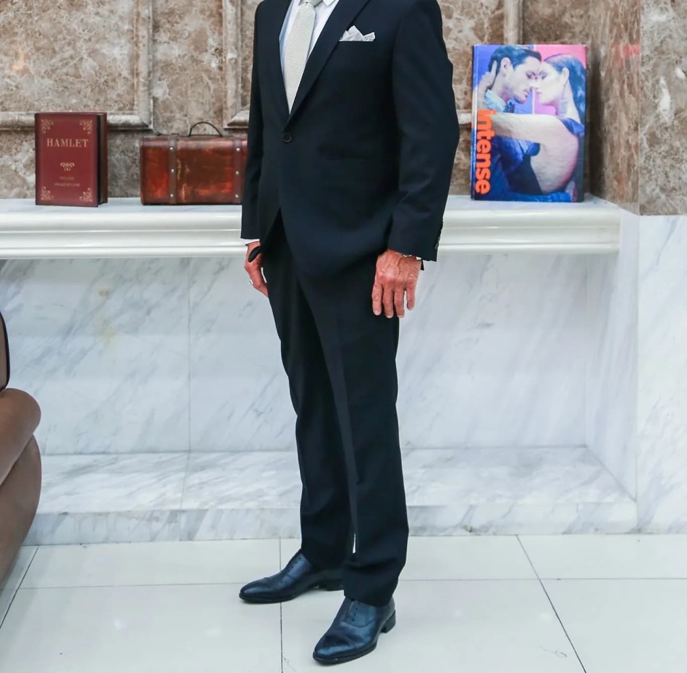 Suit Đen Khăn Túi Trắng — SG-006