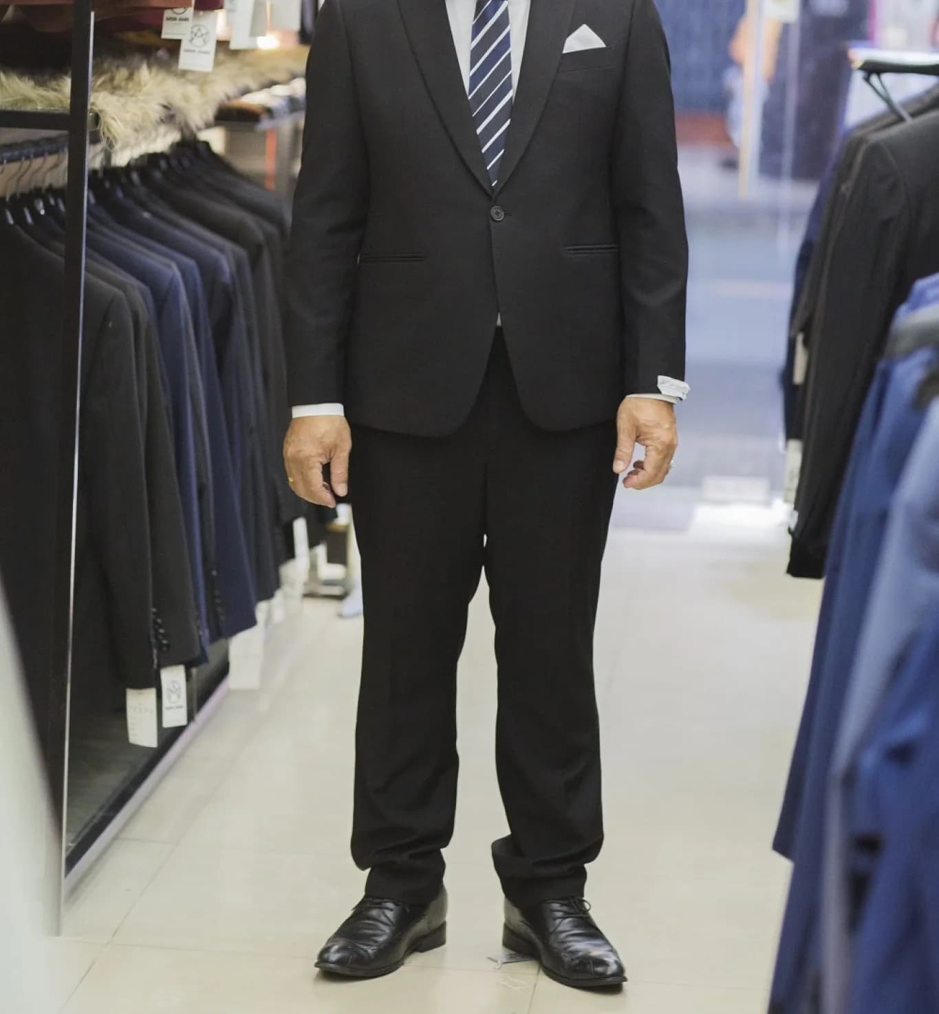 Suit Đen Cà Vạt Sọc Xanh Khăn Túi — SG-007