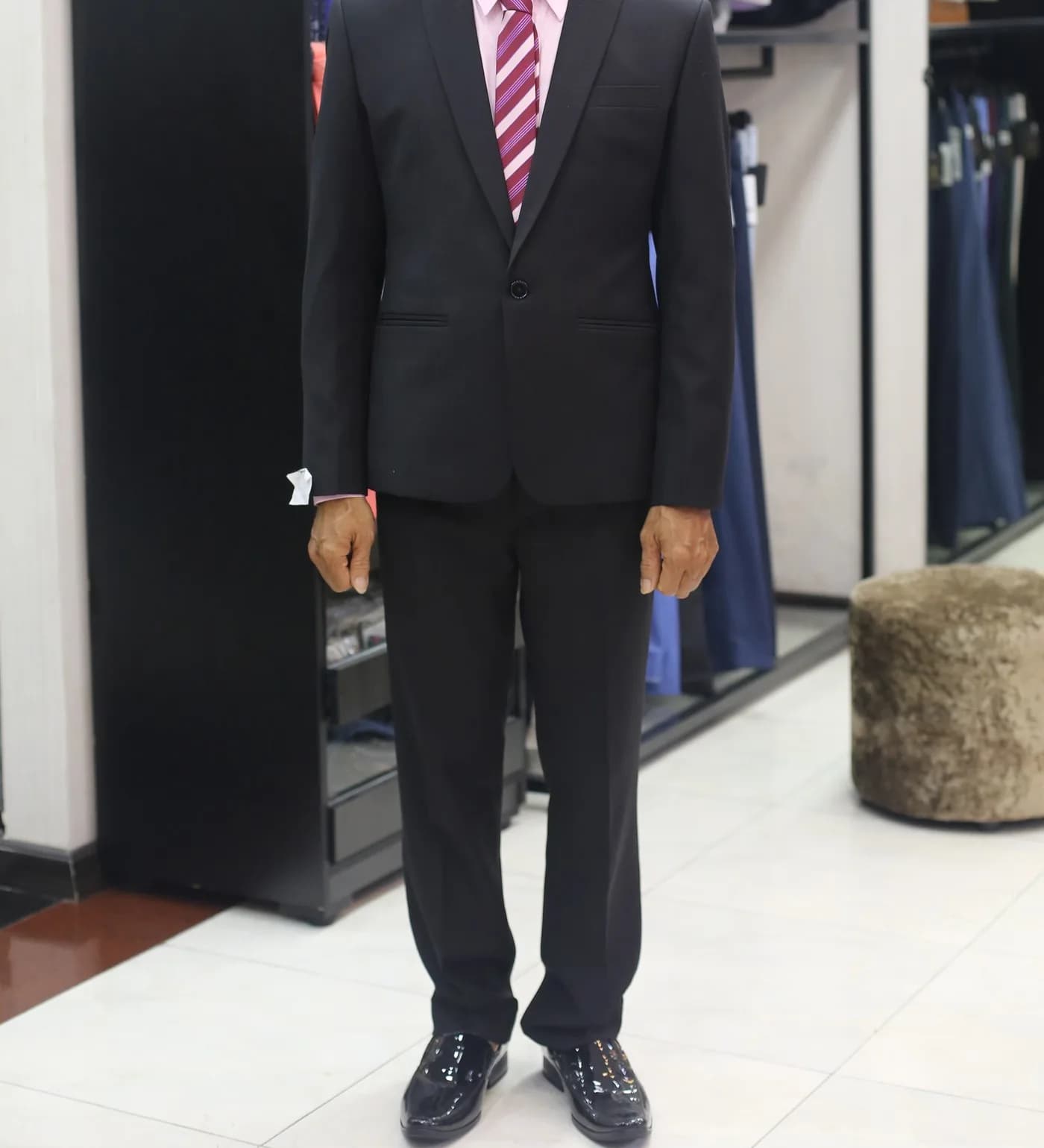 Suit Đen Cà Vạt Sọc Hồng — SG-010