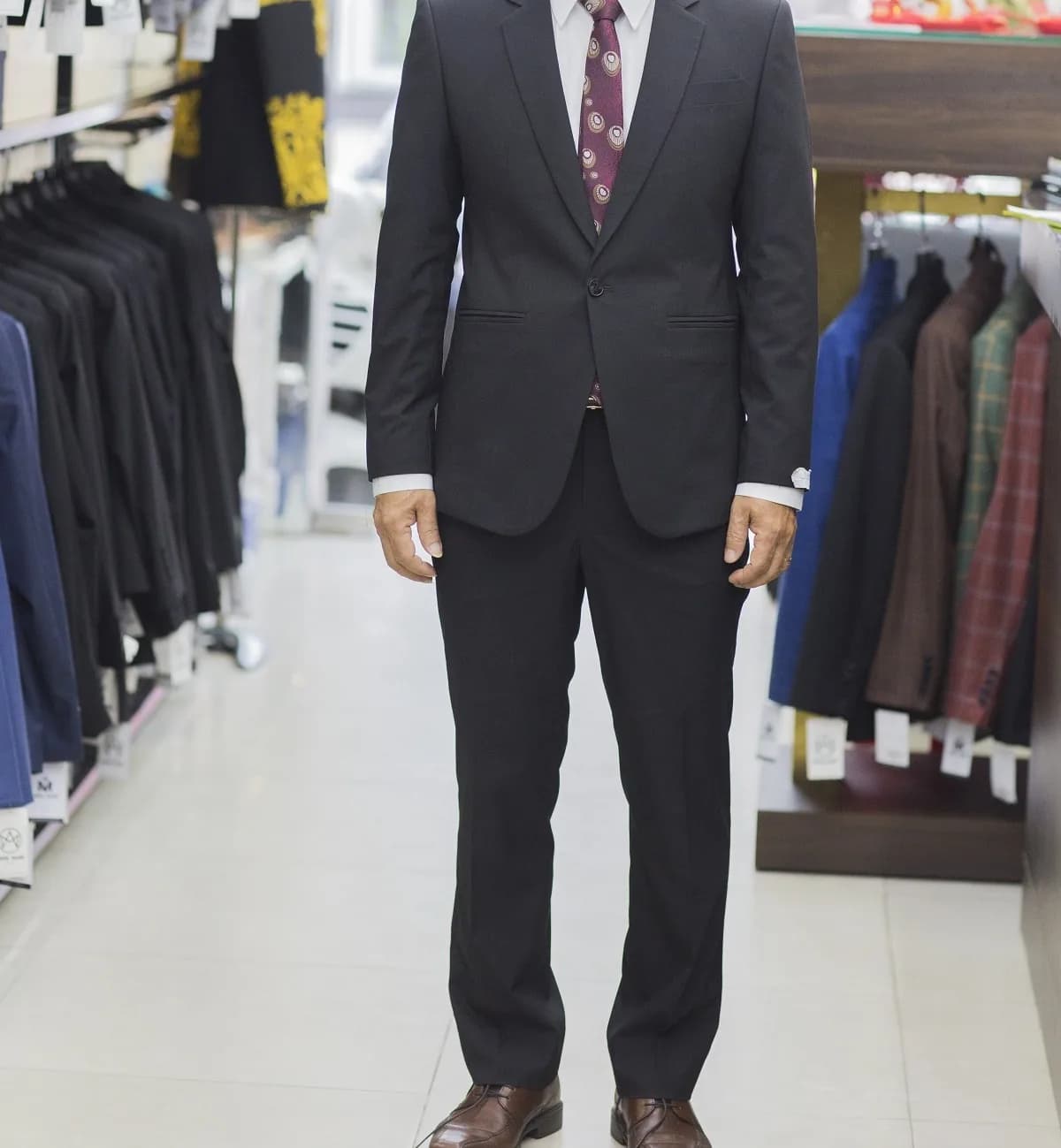 Suit Đen Cà Vạt Đỏ Rượu Hoa Văn — SG-015