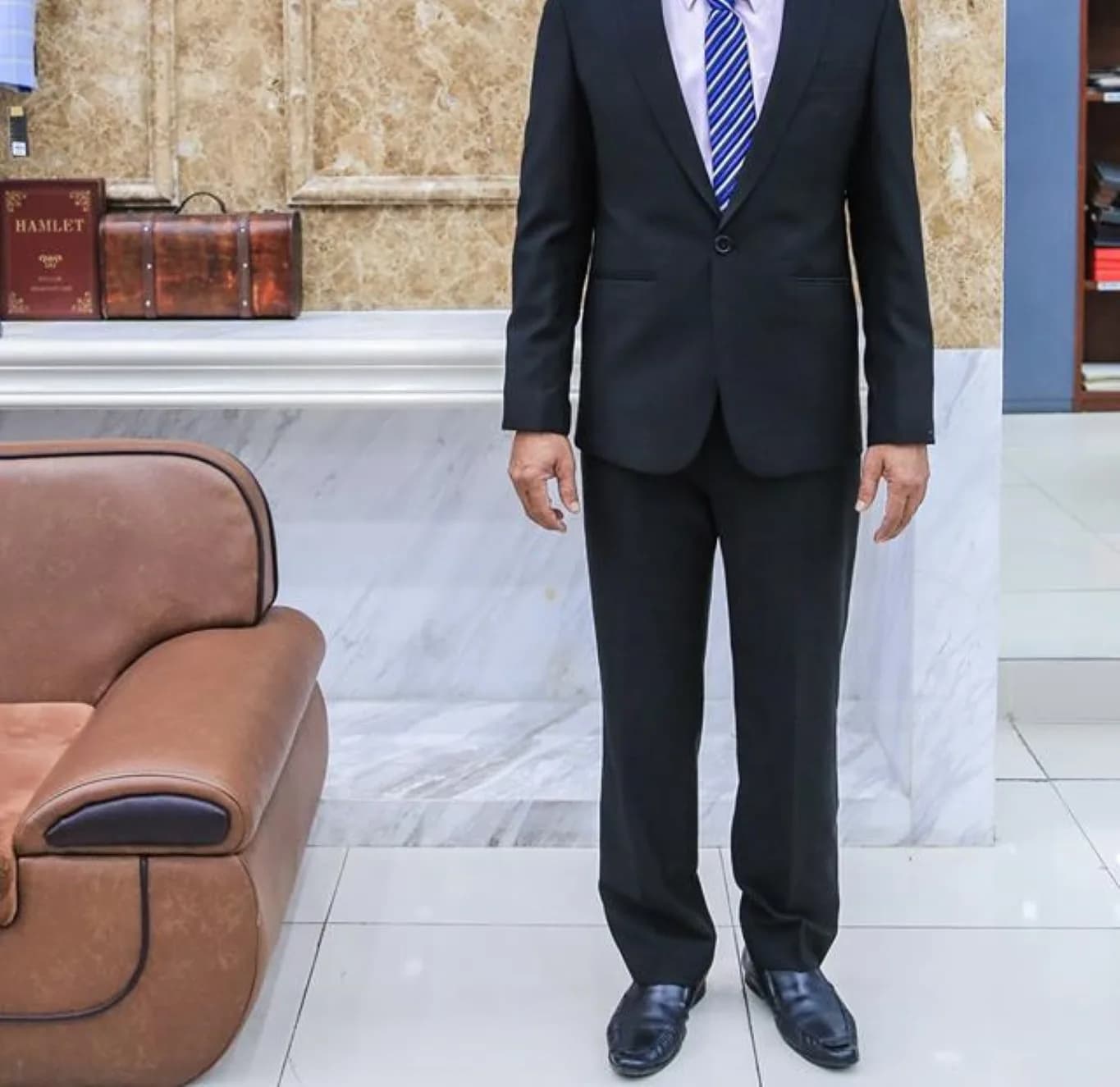 Suit Đen Cà Vạt Sọc Xanh Trắng — SG-019