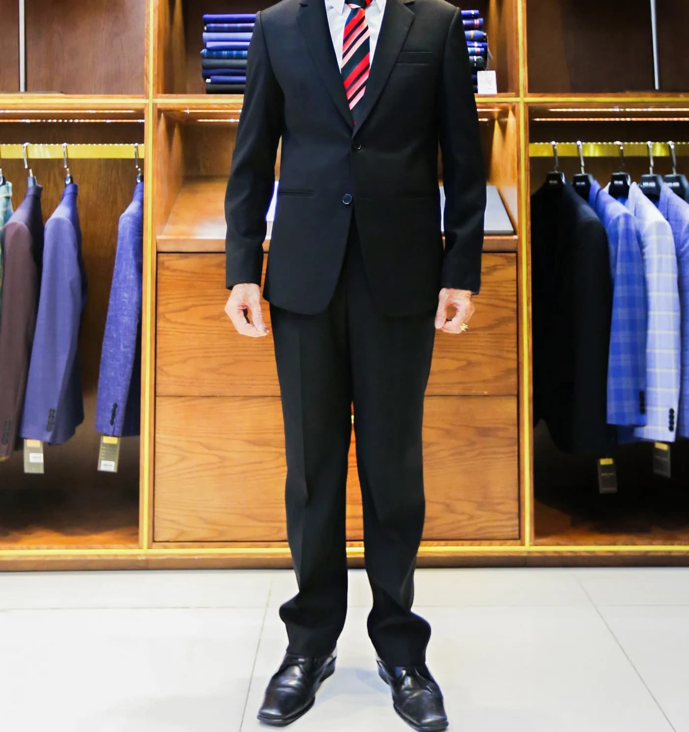 Suit Đen Cà Vạt Sọc Đỏ — SG-023