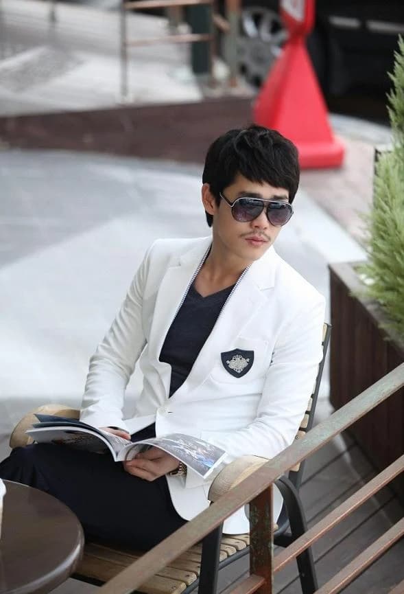 Blazer Trắng Huy Hiệu Hoàng Gia — SN-162