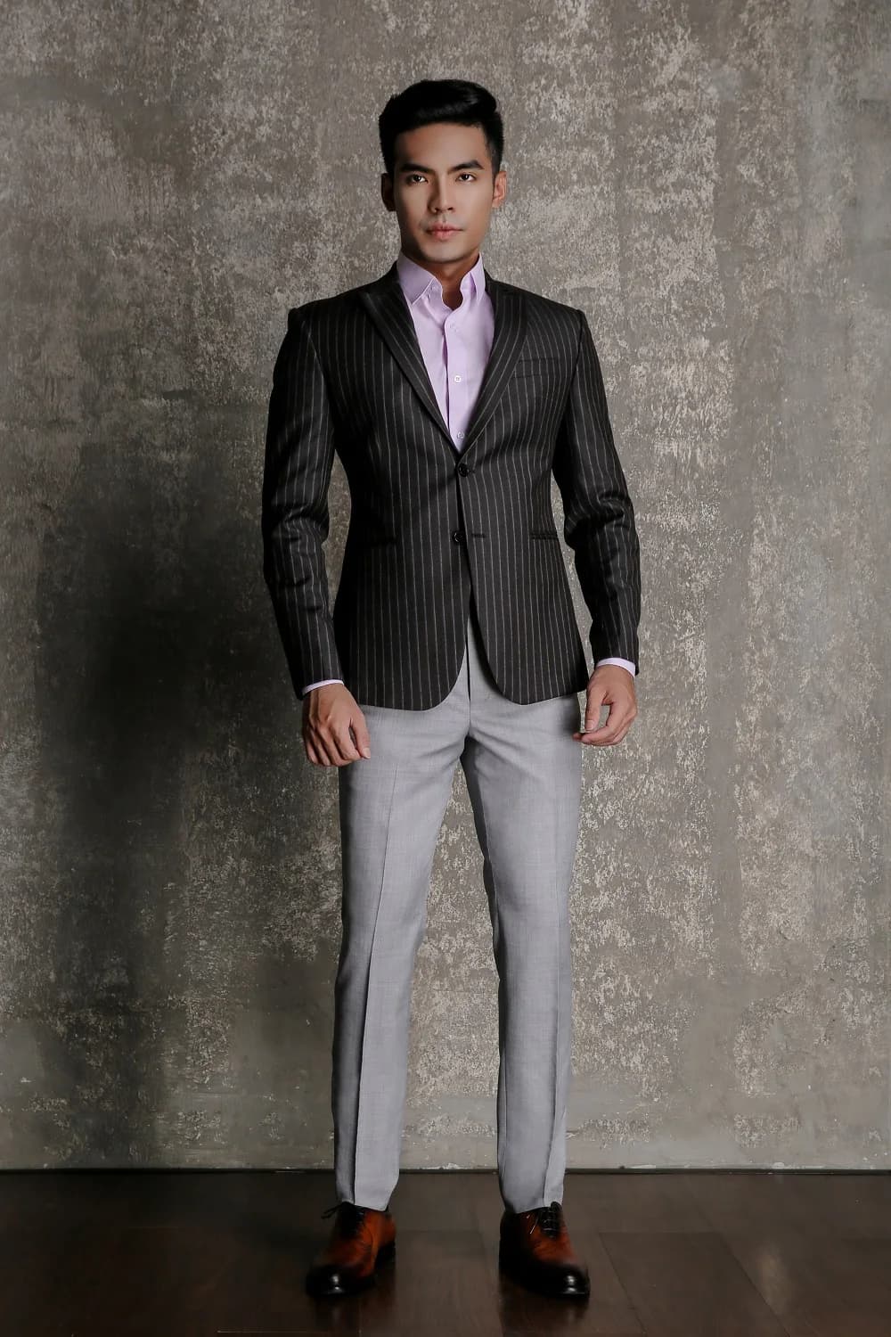 Blazer Đen Than Sọc Phấn Xám Nhạt 2 Khuy — SN-280