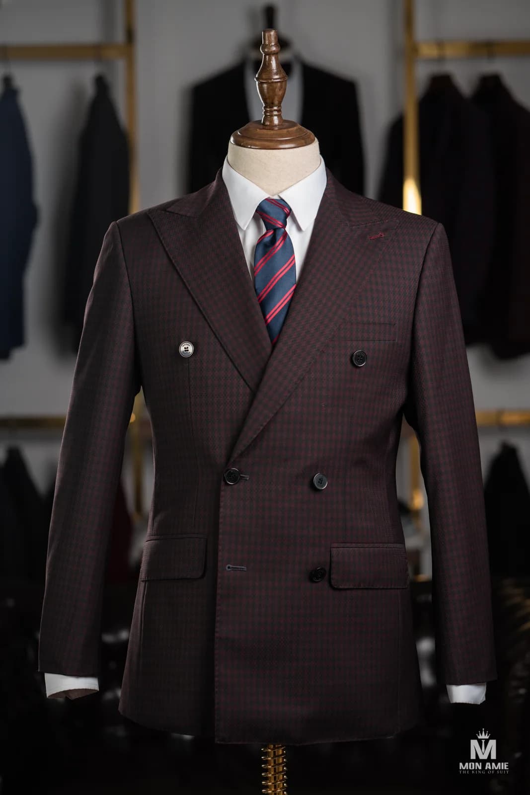 Suit Hai Hàng Nút Đỏ Rượu Ô Nhỏ Dệt Nổi Ve Nhọn — SN-324