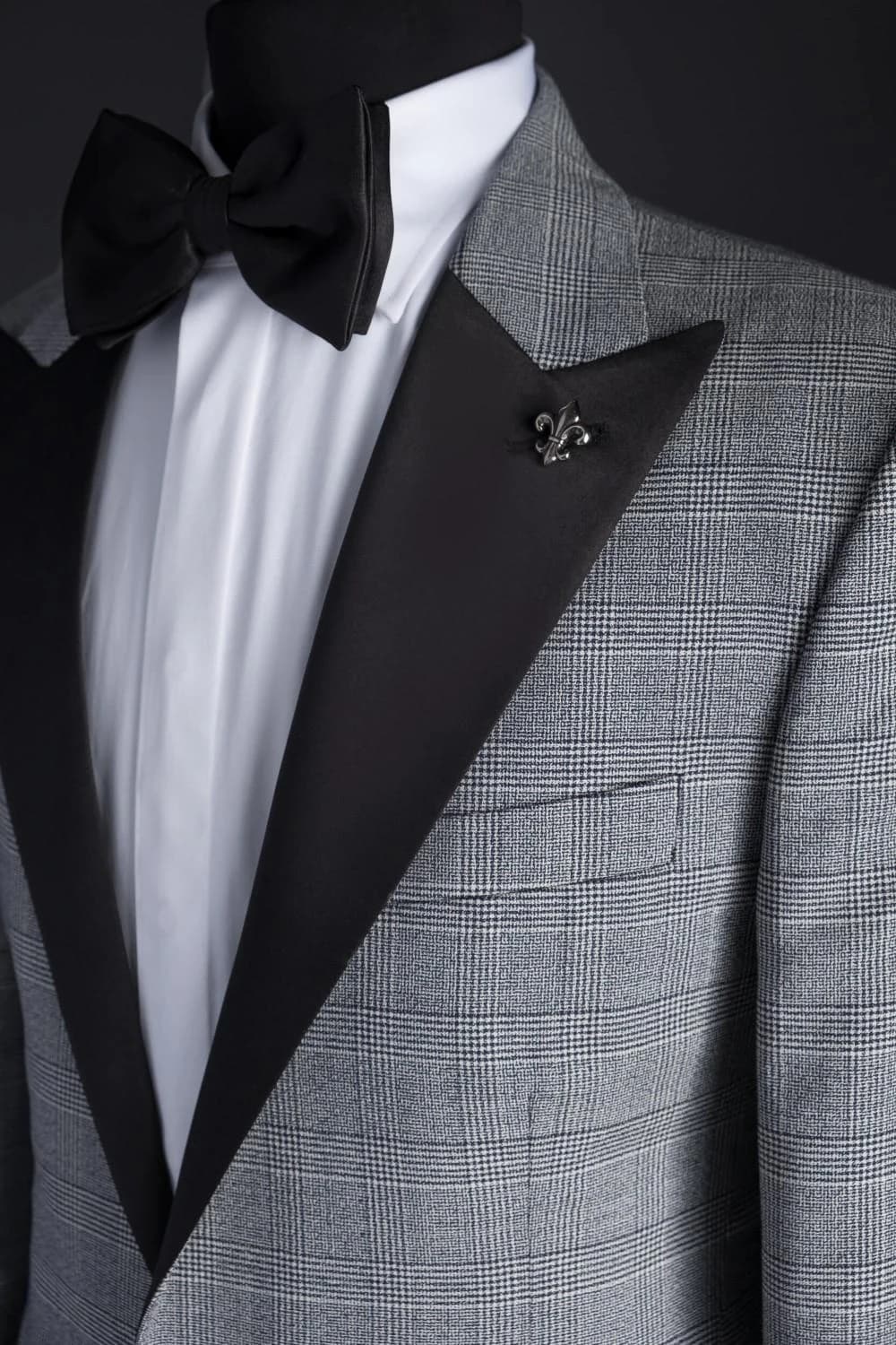 Tuxedo Caro Bạc Ve Đen — TUX-063