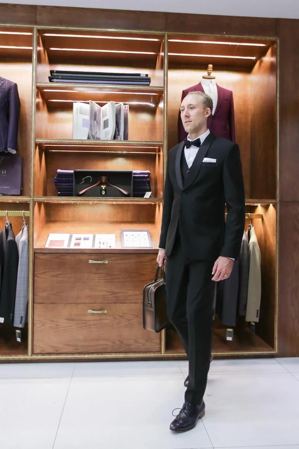 Tuxedo Đen Một Nút Cổ Điển Đen tuyền, ve satin đen — TUX-078