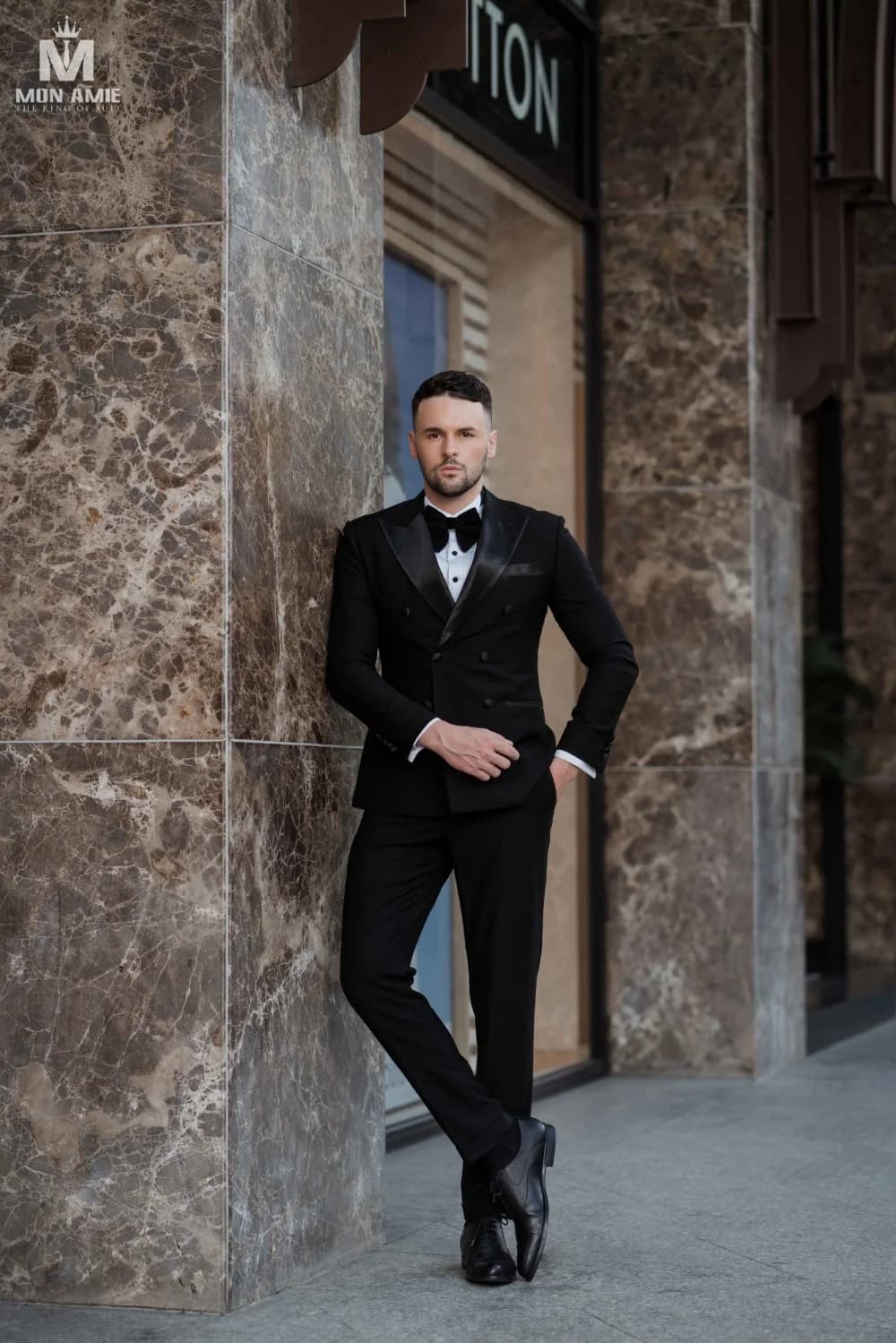 Tuxedo Đen Hai Hàng Khuy Ve Nhọn Satin Nơ Nhung — TUX-117