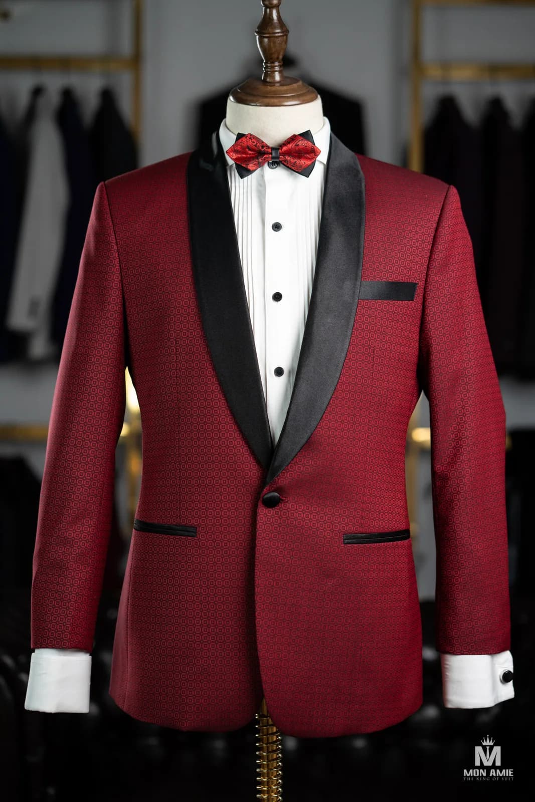 Tuxedo Đỏ Đô Hoạ Tiết Hình Học Ve Shawl Satin Đen — TUX-135