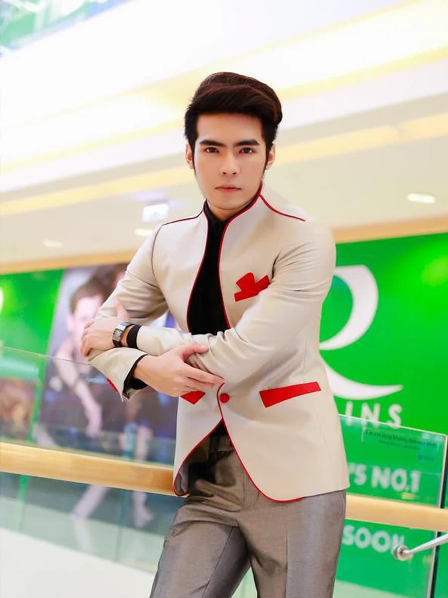 Áo Khoác Kem Cổ Trụ Viền Đỏ — SN-091