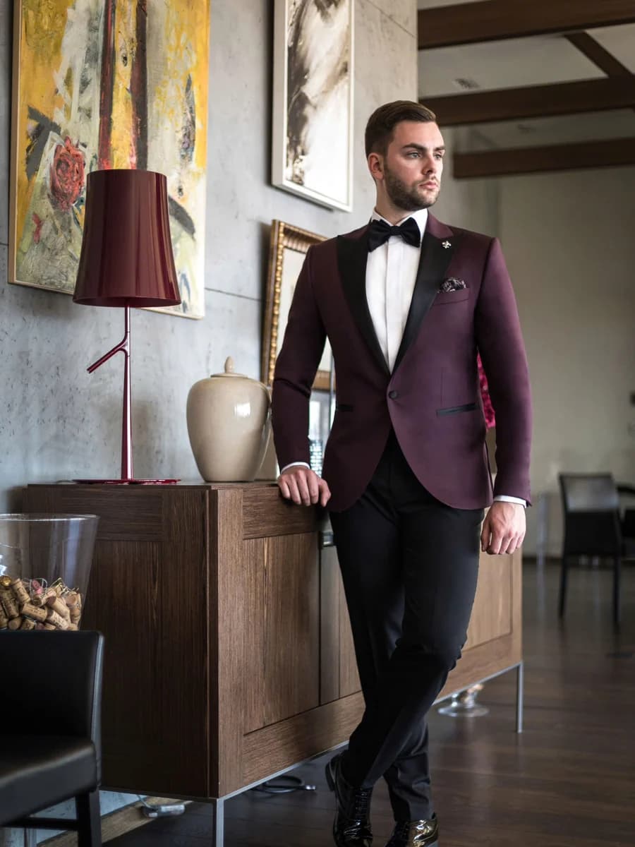 Tuxedo Đỏ Mận Phom Ôm Trẻ Trung — TUX-024