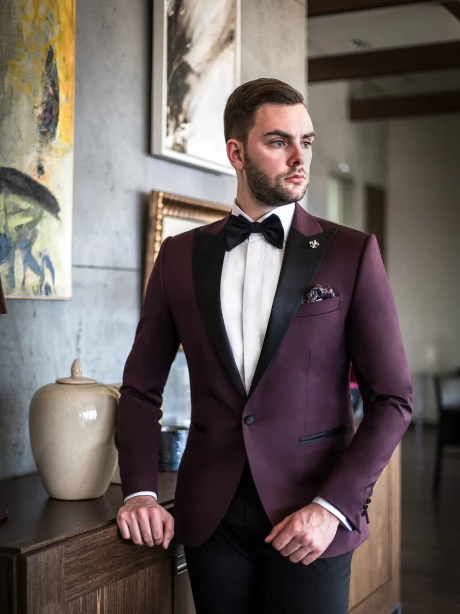 Tuxedo Rượu Vang Ve Nhọn Satin — TUX-026