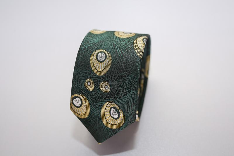 Caravat màu xanh lá họa tiết lông công vàng C17