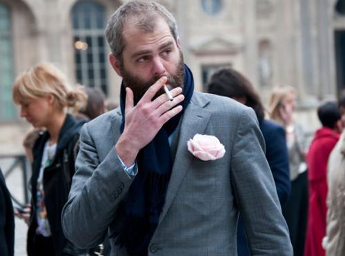 Chọn phụ kiện thú vị cho áo vest của chàng